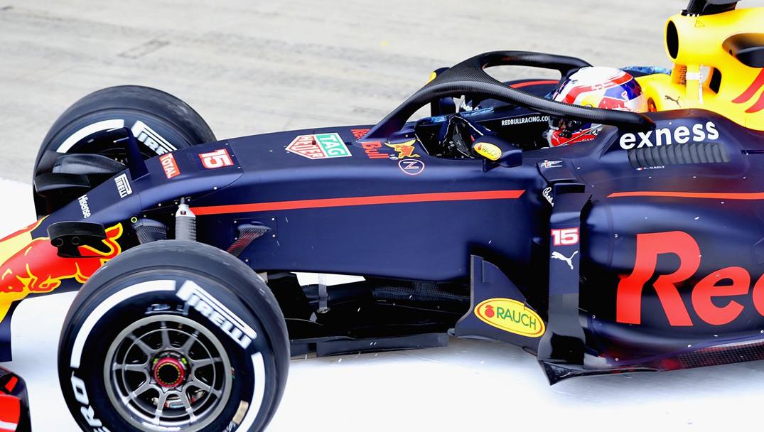 Silverstone, sessione di test della Formula 1: la Red Bull ha installato l&#39;halo, il sistema di protezione della testa del pilota che  in ballottaggio con l&#39;aeroscreen, gi provato a Sochi dalla stessa Red Bull. Uno dei due sistemi sar impiegato sulle monoposto nel 2017